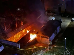 Pożar wiaty śmietnikowej przy ulicy Kopernika. Szybka akcja straży pożarnej.