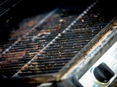 Zardzewiały grill? Zamiast kupować nowy, drogi sprzęt, wykorzystaj to, co leżało w garażu