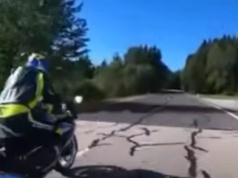 Zachowywali się, jakby droga należała tylko do nich. Potężne uderzenie przy ponad 150km/h!