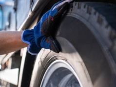 Jedna prosta czynność, a realnie obniża spalanie w aucie. Wielu kierowców tego nie sprawdza