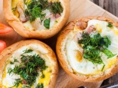 Zamień nudną jajecznicę na śniadaniowe zapiekanki z jajkiem. Za ten przepis należy się medal