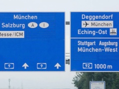 Biała poprzeczka na tablicy z miejscowościami. To duże ułatwienie dla kierowców