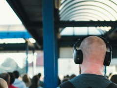 Dobre ANC to dopiero początek. Jak wybrać słuchawki do pracy i podróży?