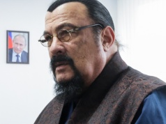 Od gwiazdora do lizusa Putina. Upadek Stevena Seagala trwa od lat