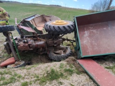 Bus wjechał w ciągnik. Traktorzysta przetransportowany śmigłowcem do szpitala
