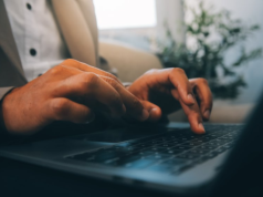 Nowe oszustwo "na rekrutera". Brzmi jak praca marzeń, ale lepiej uważaj