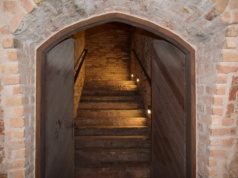 Mieszkania są tak koszmarnie drogie, że niektórzy próbują zamieszkać w piwnicy. Ale to nie takie proste