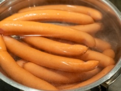 Mniej zawałów i zgonów. Ten kraj już zakazał stosowania w żywności