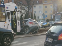 Utrudnienia na Pogodnie. Tramwaj zderzył się z samochodem