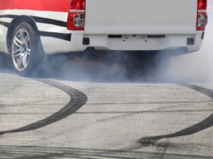 Pedał nagle zawodzi? Kierowcy nie wiedzą co robić, taki manewr może uratować życie