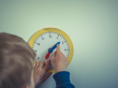 Dzieci nie potrafią korzystać z analogowego zegara. Szybka metoda na naukę odczytywania godzin