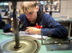 Osoby pobierające świadczenia rzadziej znajdują pracę. Dlaczego?