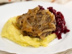 Wystarczy jeden kęs, aby poczuć się jak na obiedzie u babci. Rumsztyk wołowy z duszoną cebulką nigdy nie zawodzi