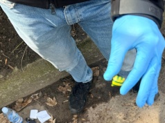 Mieszkańcy myśleli, że ktoś coś zgubił. „Archeolodzy” z osiedla pod lupą policji