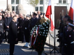16. rocznica katastrofy smoleńskiej. Prezydent Nawrocki uczcił pamięć ofiar