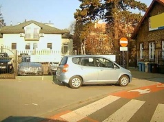 Chodnik zajęty od lat. Kierowca bezkarny, piesi bez miejsca