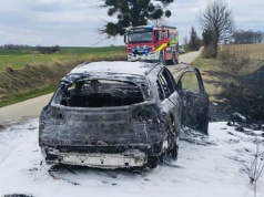 Samochód zaczął dymić spod maski podczas jazdy. Chwilę później pożarły go płomienie