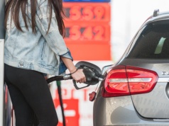 Obniżka akcyzy na paliwa zostanie na dłużej. Minister finansów potwierdza