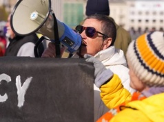 Patoaktywiści znów zakłócali uroczystości. Przynieśli transparenty z oburzającymi hasłami