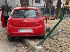 Wjechał na chodnik, staranował ogrodzenie placu zabaw i uderzył w drzewo