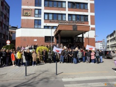 Protest przed oddziałem ZUS w Olsztynie. Pracownicy żądają 1200 zł podwyżki