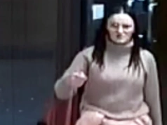 Rzuciła butelką w obcego mężczyznę. Policja szuka kobiety ze zdjęcia