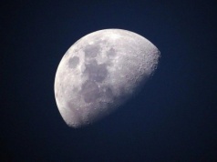 Księżycowe kratery skrywają wodę od miliardów lat