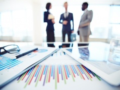 Firmy stawiają na IT i ludzi. Inwestycje rosną, ale pojawia się ryzyko