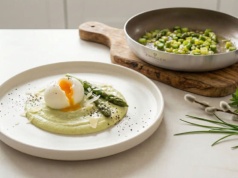 Jajko na miękko z musem ze szparagów i parmezanem