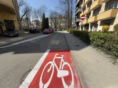 Kontrowersyjny kontrapas na ul. Bohaterów Warszawy. Kierowcy biją na alarm