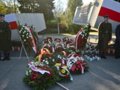 W 16. rocznicę katastrofy smoleńskiej politycy w całym kraju uczcili pamięć jej ofiar