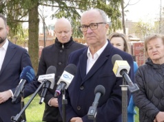 Czarzasty przyjechał do Sosnowca. Nie chciał odpowiedzieć na pytania. „Ucieko jak szczur”