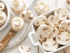 Przez ten błąd pieczarki ciemnieją i tracą jędrność. Przechowuj je w ten sposób. Proste triki