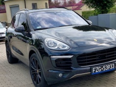 Nowe auto i czarne tablice. Ten widok powinien zaalarmować