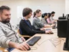 Sypie się gospodarka oparta na taniej sile roboczej młodych wykształconych