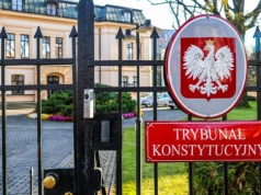 Zamknięta brama, kordon policji. Sędziowie weszli do Trybunału Konstytucyjnego