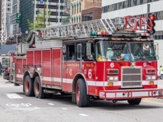 Atak siekierą na samochody strażaków w Chicago