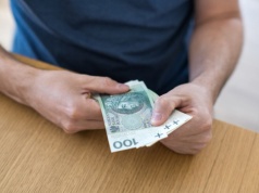 ZUS co miesiąc dopłaca 366,68 zł do emerytury. Jedna grupa dostaje z automatu, bez wniosku