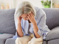 Problemy z węchem i wstawaniem to objawy. Parkinson to nie tylko drżenia