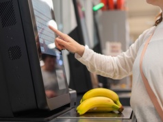 Kasujemy produkty, za które sami zapłacimy. Za pracę na kasie samoobsługowej nikt nam nie płaci