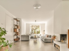 Panele i płytki są już passe. Teraz na podłogach rządzi to