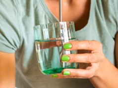 Zapominasz pić wodę? Wrzuć szczyptę do szklanki. Szybciej się nawodnisz