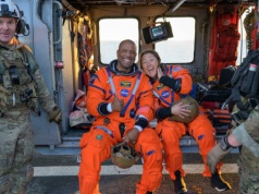 Wracali z prędkością 40 tys. km na godz. Załoga Artemis II wylądowała na oceanie