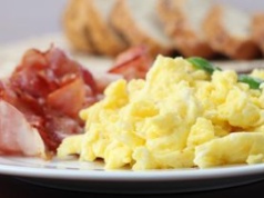 Dodaj kilka kropel do jajek. Jajecznica wyjdzie bardziej puszysta i aksamitna