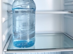 Wsyp sól do szklanki i włóż do lodówki. Nie wierzyłem, ale ten banalny patent naprawdę działa