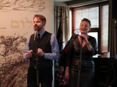 Aktorzy i widzowie przy jednym stoliku. Dzień Aktora w Czeskim Cieszynie