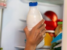 Wiele osób trzyma mleko w lodówce, ale w złym miejscu. Przez to szybciej kwaśnieje