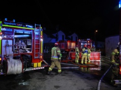 Pomorskie: strażacy nadal gaszą pożar w zakładzie utylizacji opon w Rożentalu