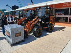 Mała ładowarka, która dźwignie paletę kostki? Oto nowy Weycor serii 300