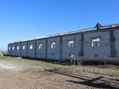 Sąsiad blokuje rolnikowi budowę przez cień. Co na to przepisy?